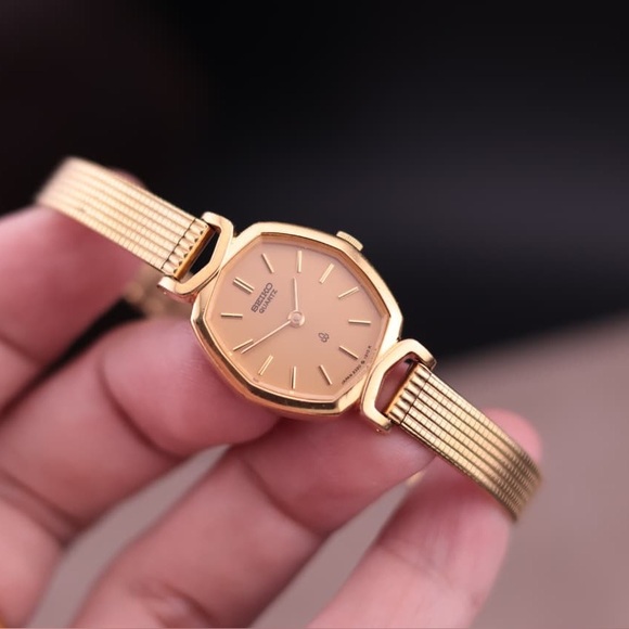 Vintage 1980 Seiko Octagon 2320-5680 Women’s Watch
Gold-Plated Mesh Bracelet - Picture 2 of 9